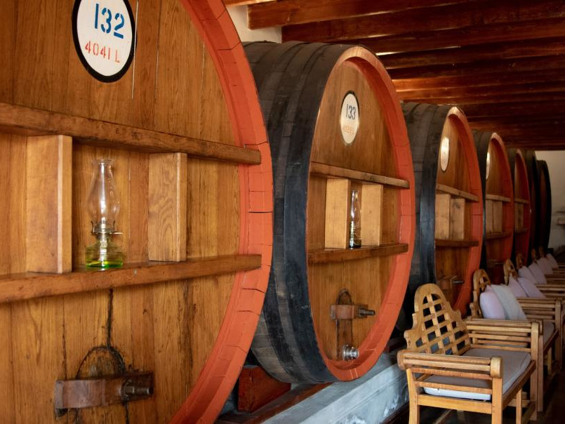 Gros tonneaux de vin avec robinet entreposés côte à côte 